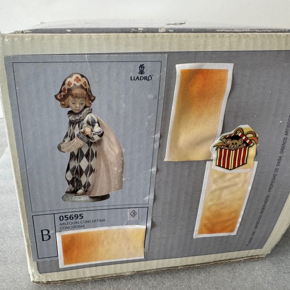 Lladro Concertina Boy 05695 Figurine Playing Accordian Jester Clown Figurine - Picture 5 of 10
